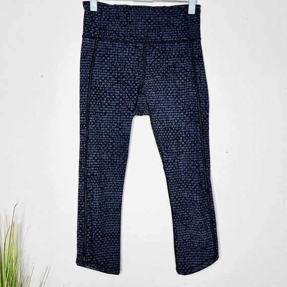 Lululemon Deep Breath Crop 21" Mesh Leggings in Shatter Weave Teal Blue - Picture 2 of 7